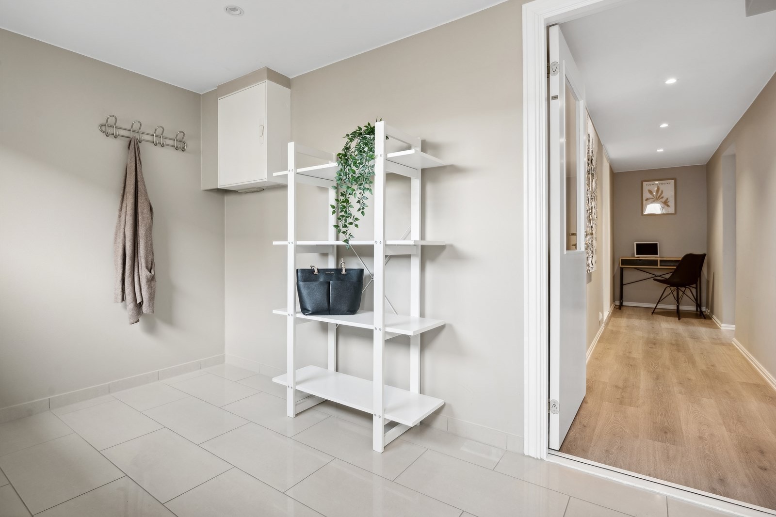 Innbydende entre i underetasjen. Vi gjør oppmerksom på at denne er godkjent som bodareal. Å ta i bruk kjelleren til noe annet er søknadspliktig. Søknad foreligger ikke. Se prospekt for mer informasjon. Galleribilde