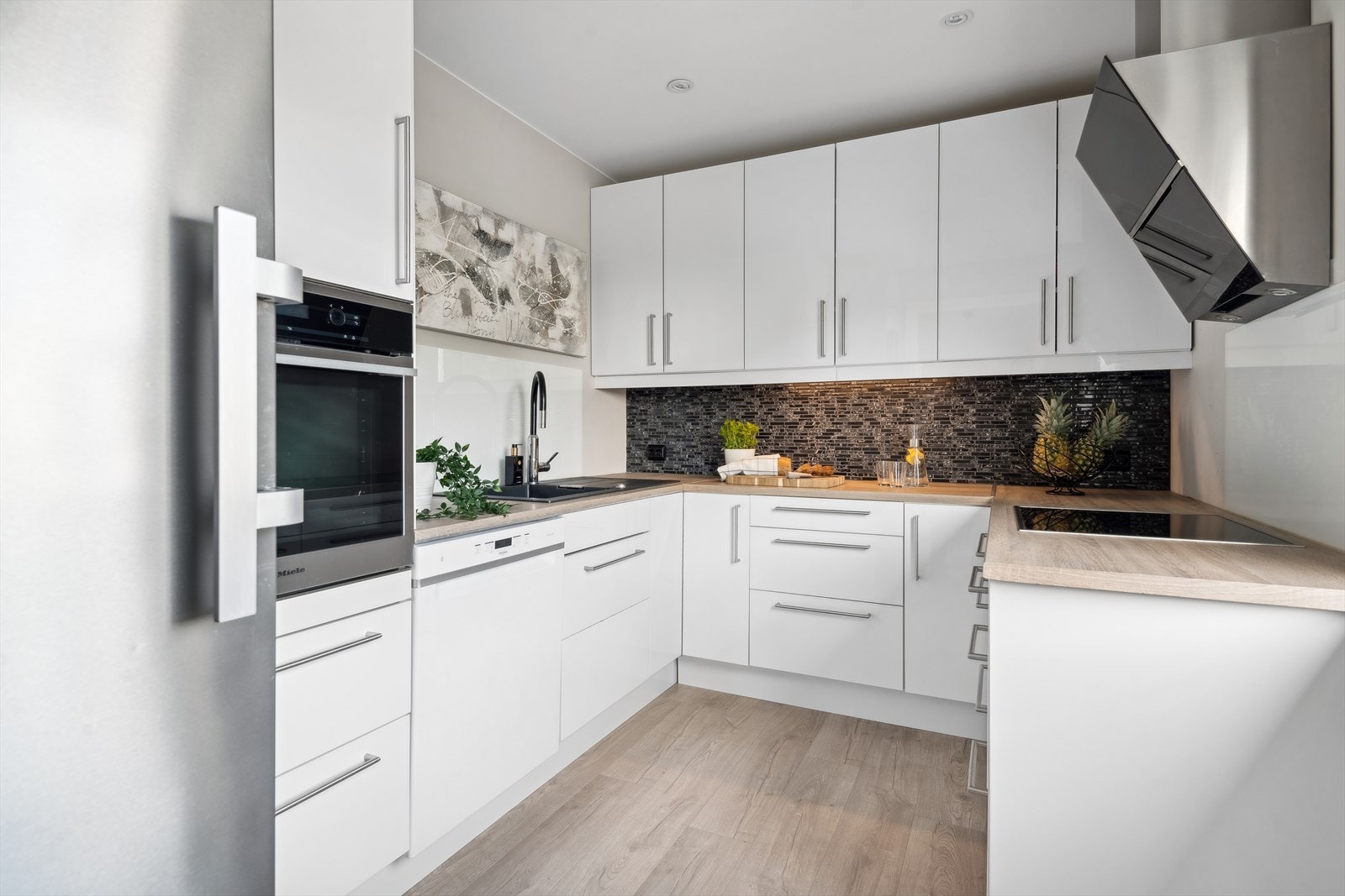 Lekkert kjøkken, innredning med glatte fronter (nye skapfronter ble montert i 2021) Galleribilde