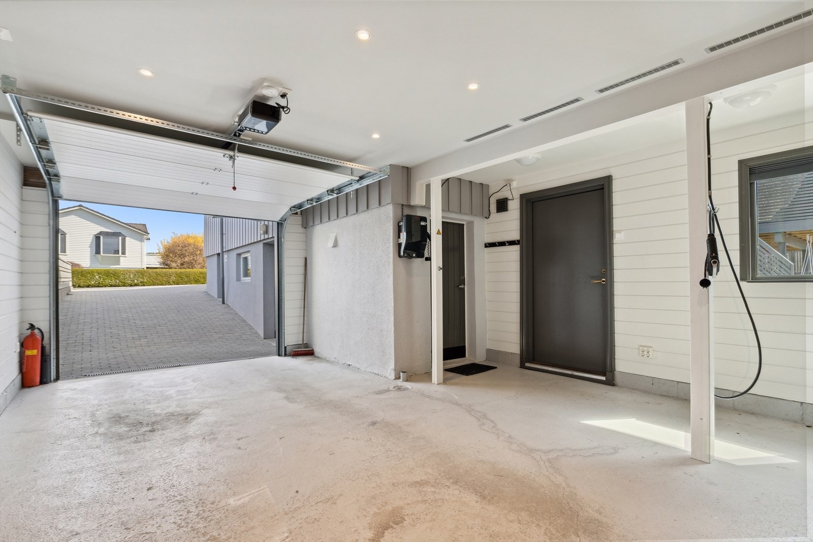 Romslig garasje med elektrisk port og lademulighet. Galleribilde