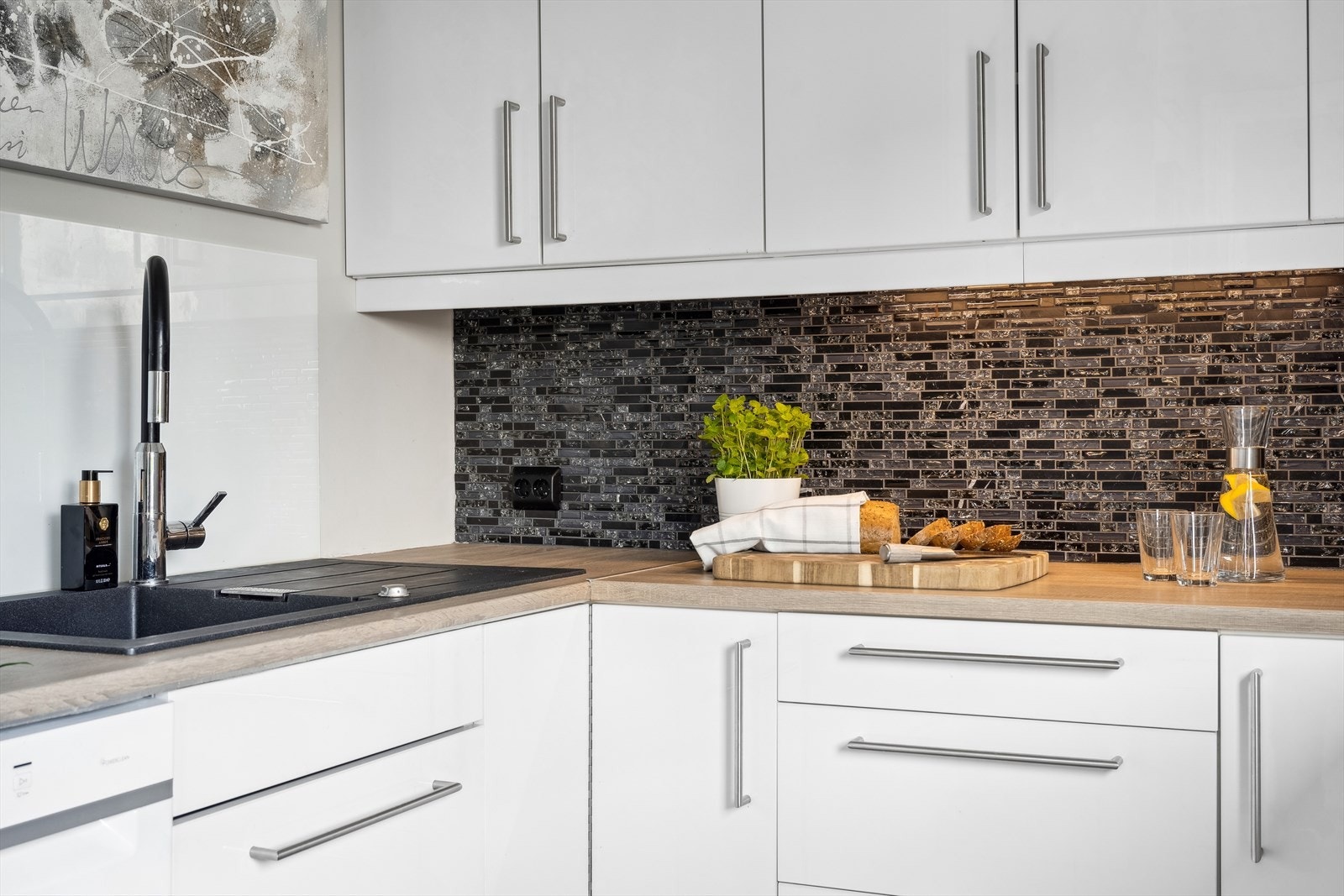 Integrerte hvitevarer som komfyr, oppvaskmaskin og platetopp. Galleribilde