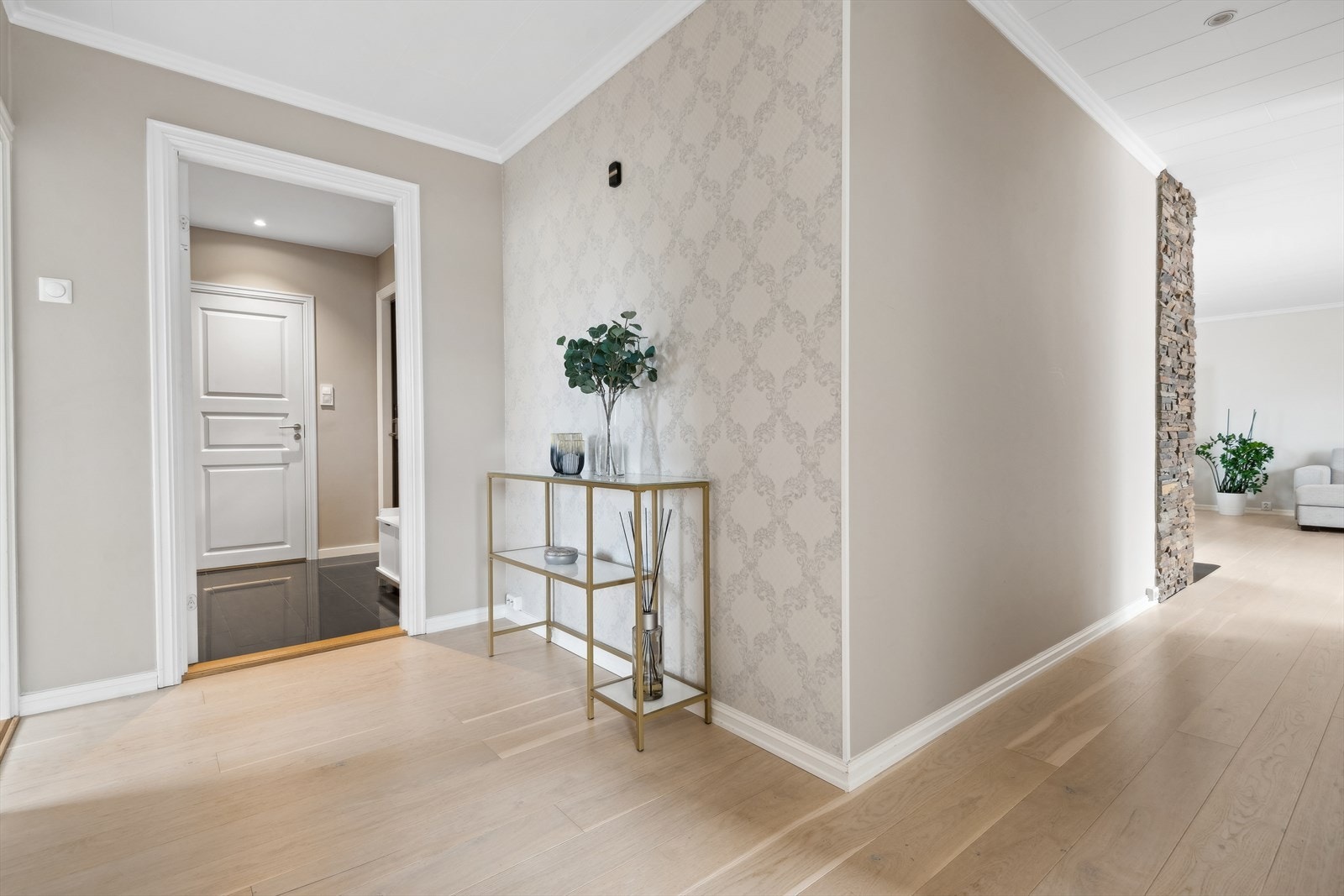 Luftig gang som ønsker deg velkommen inn! Galleribilde