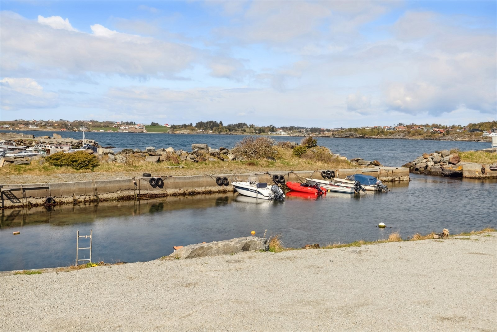 Medfølgende båtplass ved Moloen på Kvernevik. Medfølger båtplass nr. 10 i Moloen på Kvernevik. Det foreligger båtplassbevis fra 1972. Galleribilde