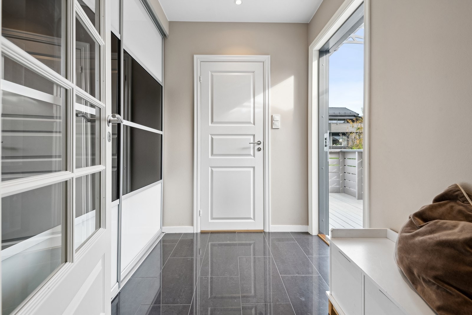 Slitesterke fliser på gulv og praktisk adkomst til toalettrom. Toalettrom i påbygg etablert i ca 2010. Galleribilde