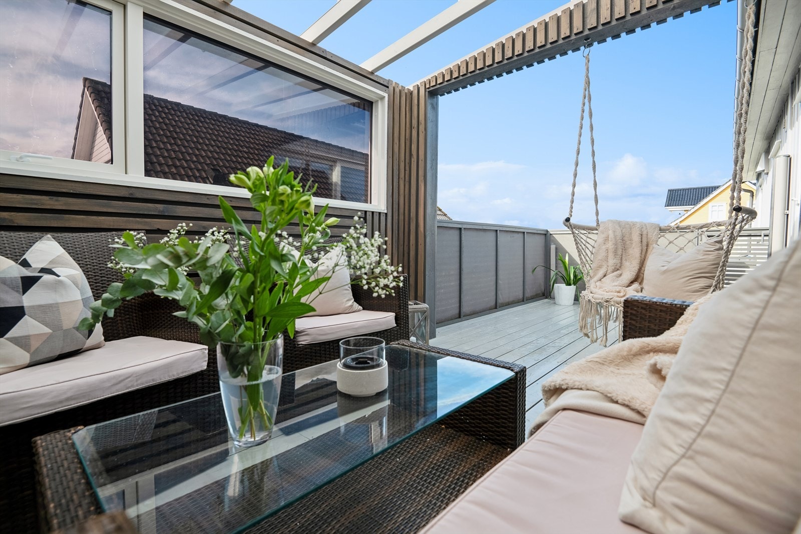 Boligen har gjennom årenes løp gjennomgått flere oppgraderinger. Fasadeendring, malt utvendig og innvendig, gulver, vegger, vinduer/dører, drenering, elektrisk, rør de siste 20 årene. Galleribilde