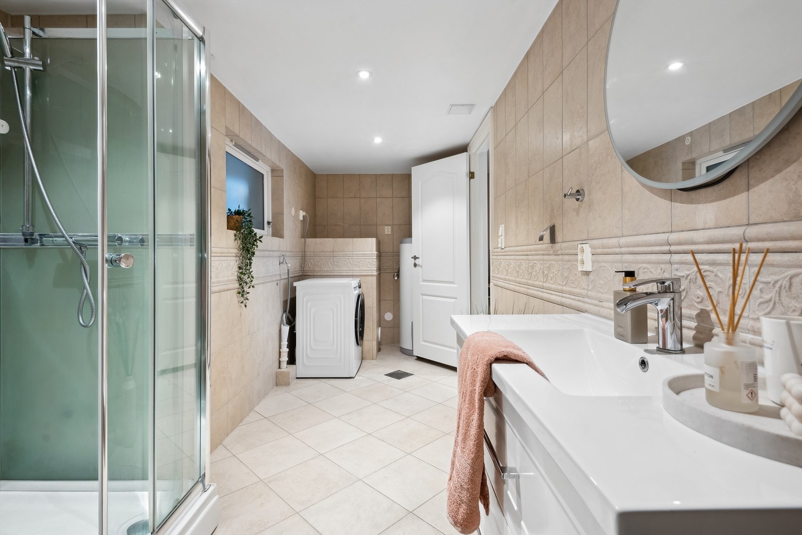 Innbydende helfliset bad (oppgradert/etablert i 2006 der arbeid er utført ved hjelp av vennetjeneste og egeninnsats). Galleribilde