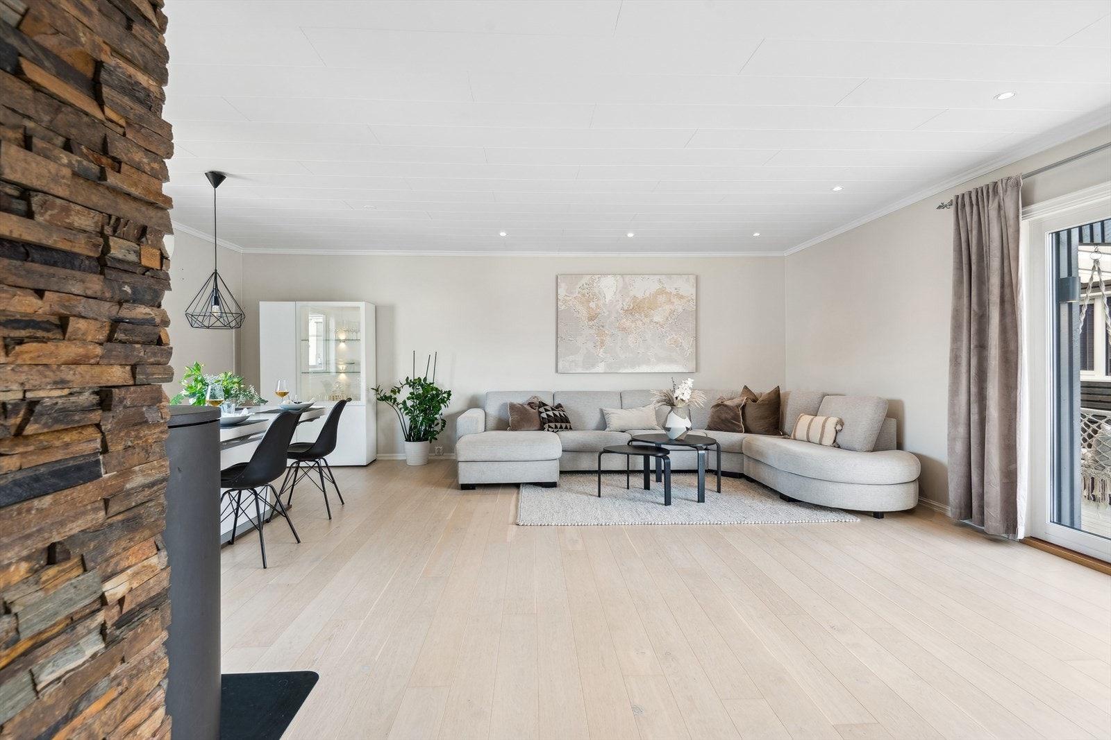 Lun og effektiv vedovn, meget dekorativ. I tillegg til herlig varmepumpe. Spiseplass, familiens samlingspunkt - Her nytes gode måltider! Galleribilde