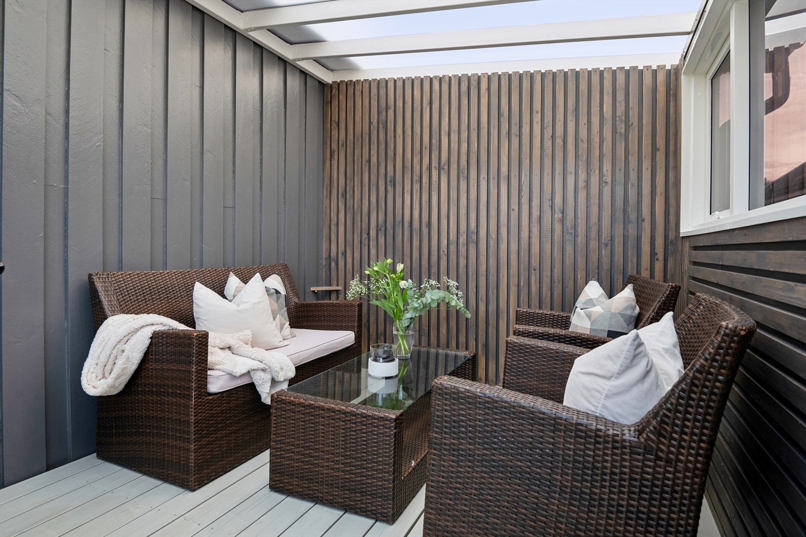 Pen pergola til glede for varme og regnfulle sommerdager. Galleribilde