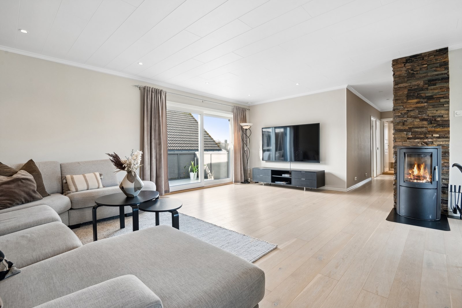 Lys og romslig stue med gode innredningsmuligheter til sofagruppe og tv-møblement. Utgang til stor og solrik terrasse. Her nytes fine dager! Galleribilde