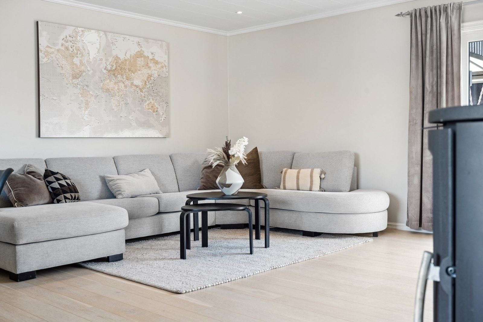 Store vindusflater som lar dagslyset flyte fritt Galleribilde