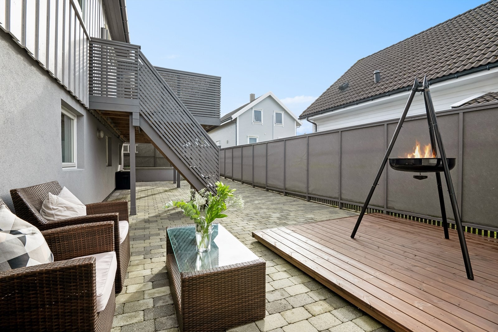 Trapp ned fra hoveddel fører til en flott uteplass. Galleribilde