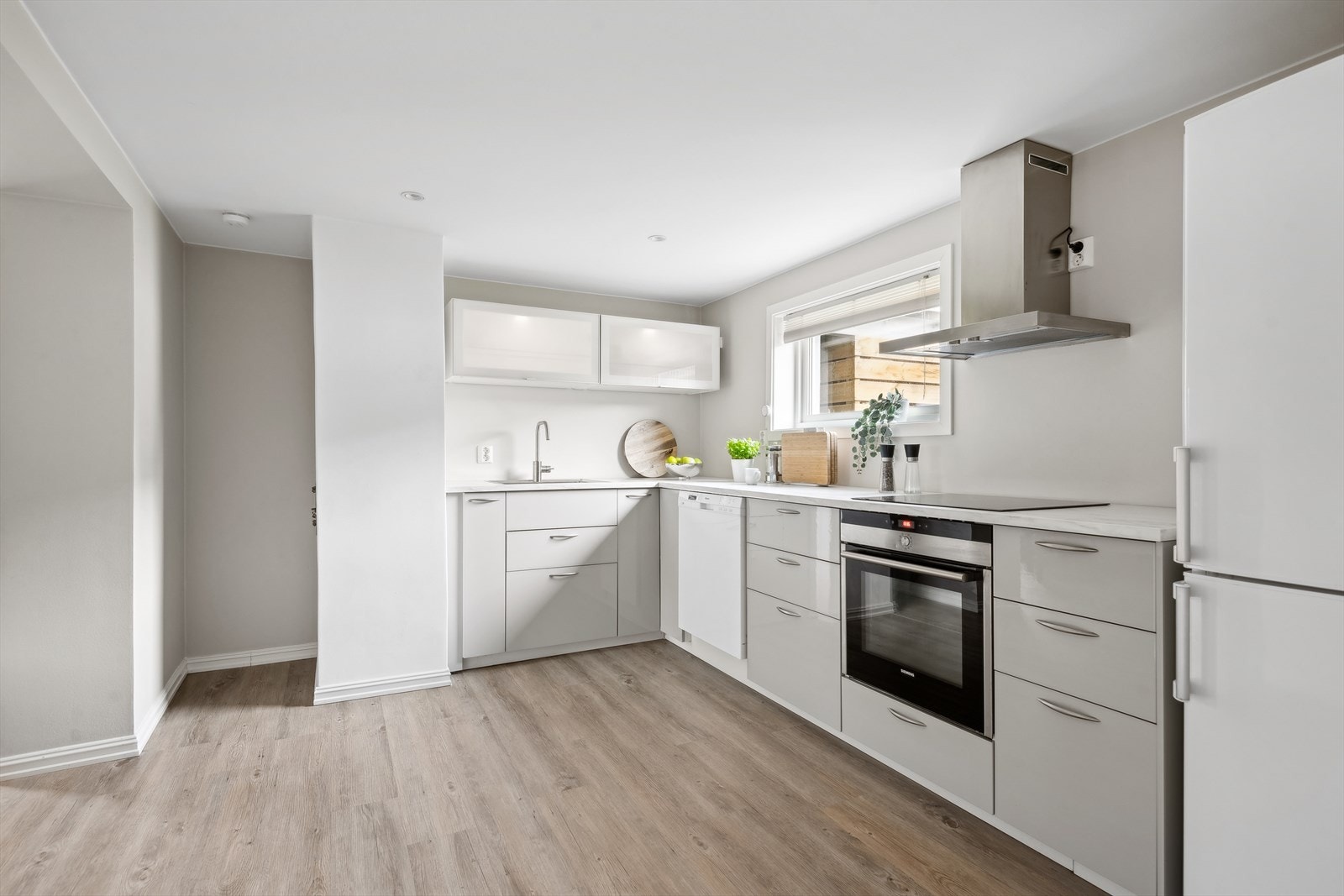 Fint kjøkken med integrerte hvitevarer som platetopp, stekeovn og oppvaskmaskin. Kjøl/frys. Galleribilde