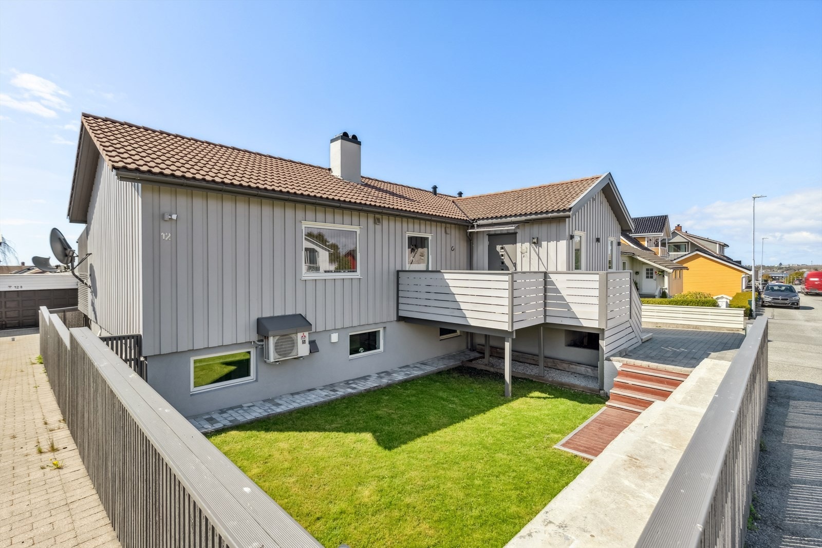 Det er gode bussforbindelser og det tar ca. 3 minutter gange til nærmeste bussholderplass. Kvernevik barne- og ungdomsskole ligger
ca. 5 minutter gange fra boligen. Galleribilde