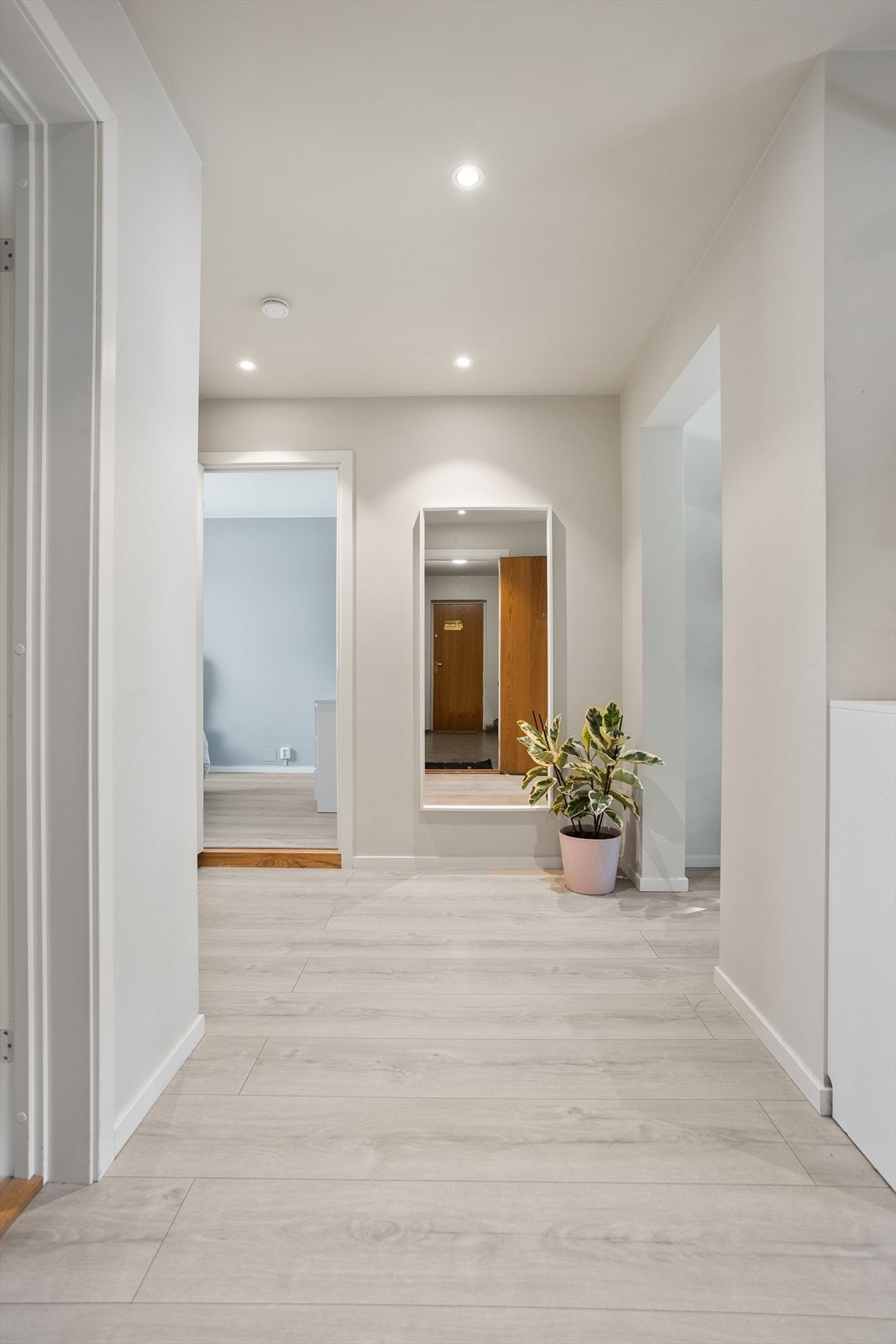 Entréen er av god størrelse med plass til oppbevaring av sko og yttertøy. Galleribilde