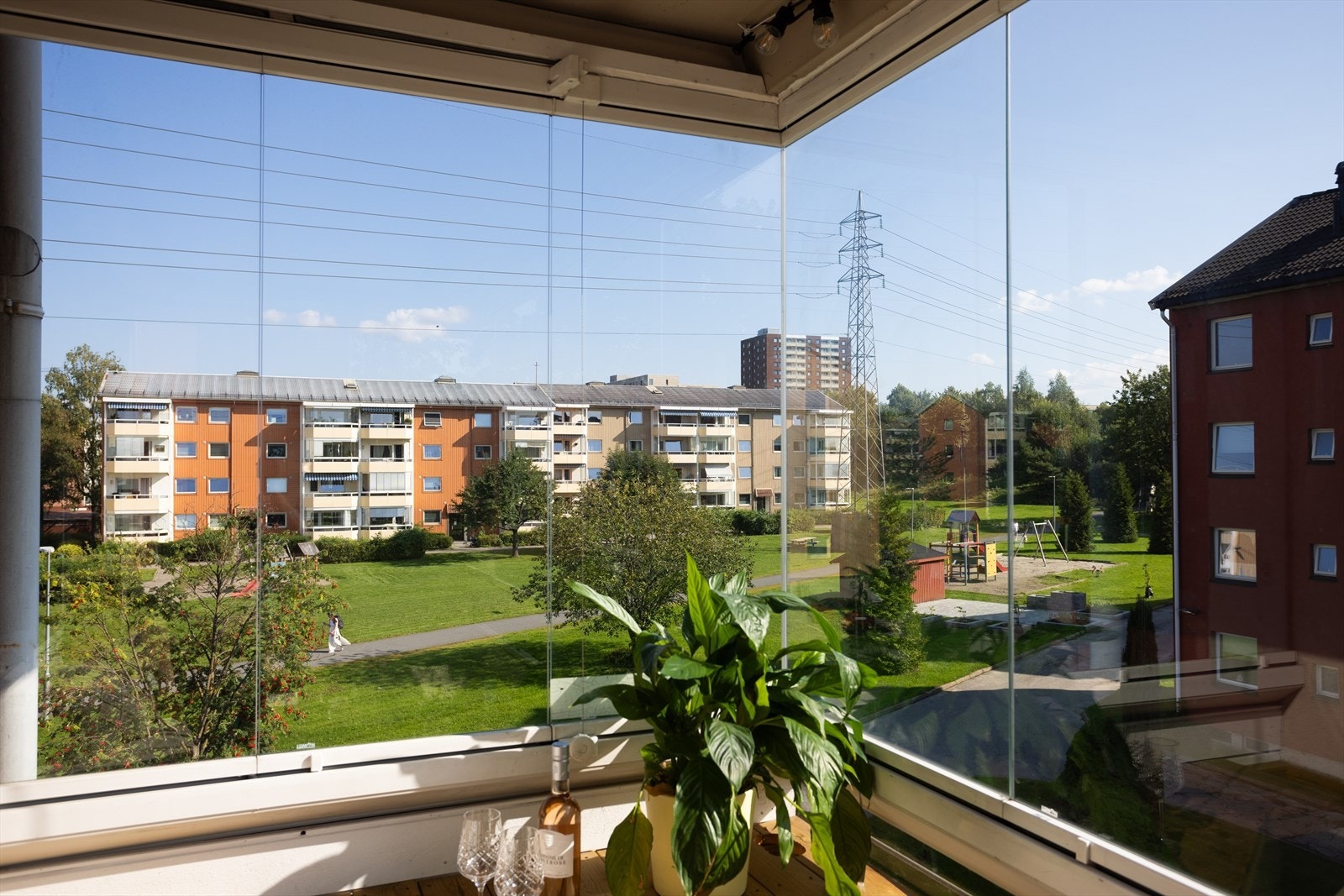 Beliggenheten på enden sørger for fritt og hyggelig utsyn til grøntareal og lekeplass til glede for beboerne. Galleribilde