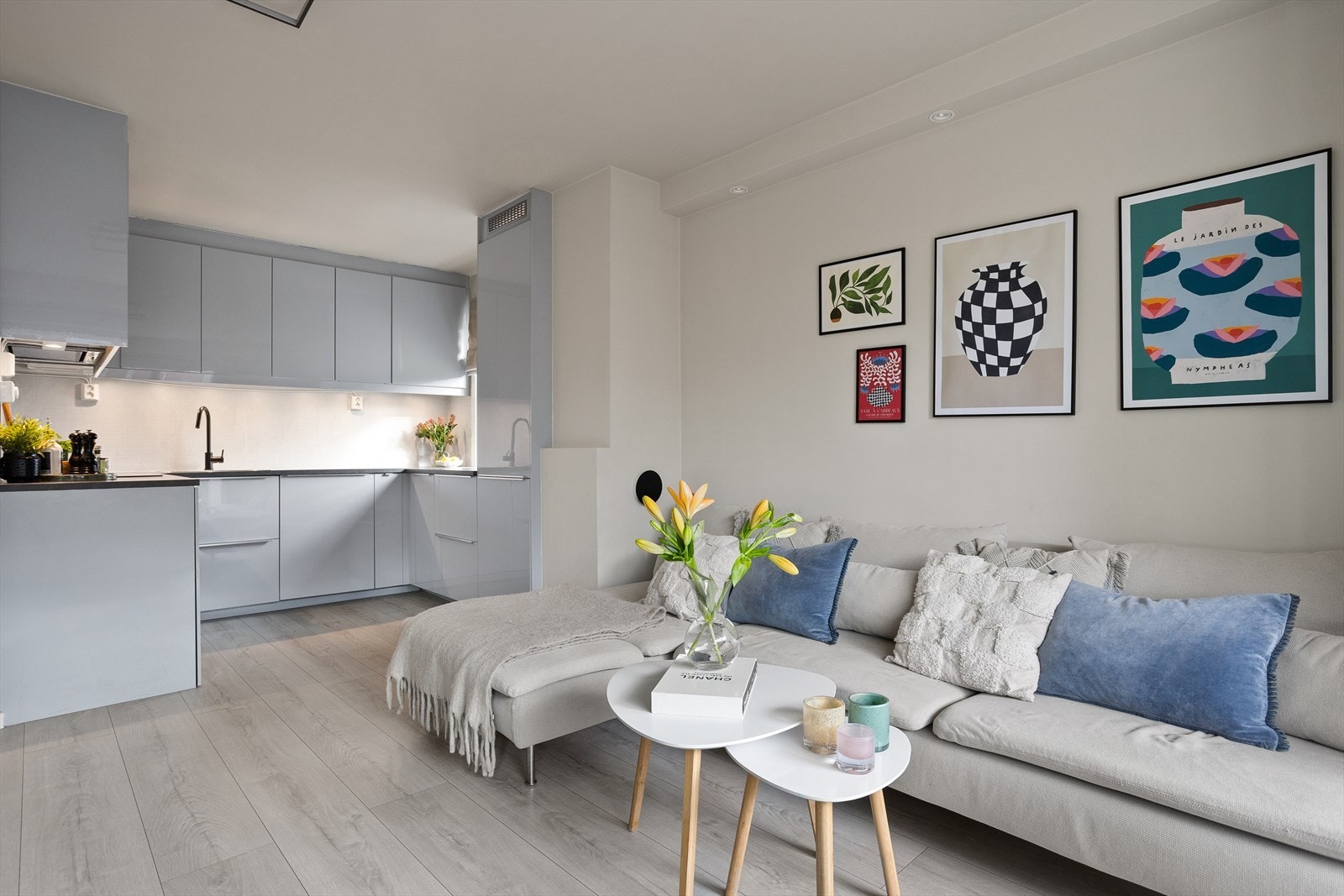 Leiligheten har elektrisk oppvarming. Det er i tillegg pipeløp i stuen og mulighet for å etablere peis dersom det skulle være ønskelig. Galleribilde