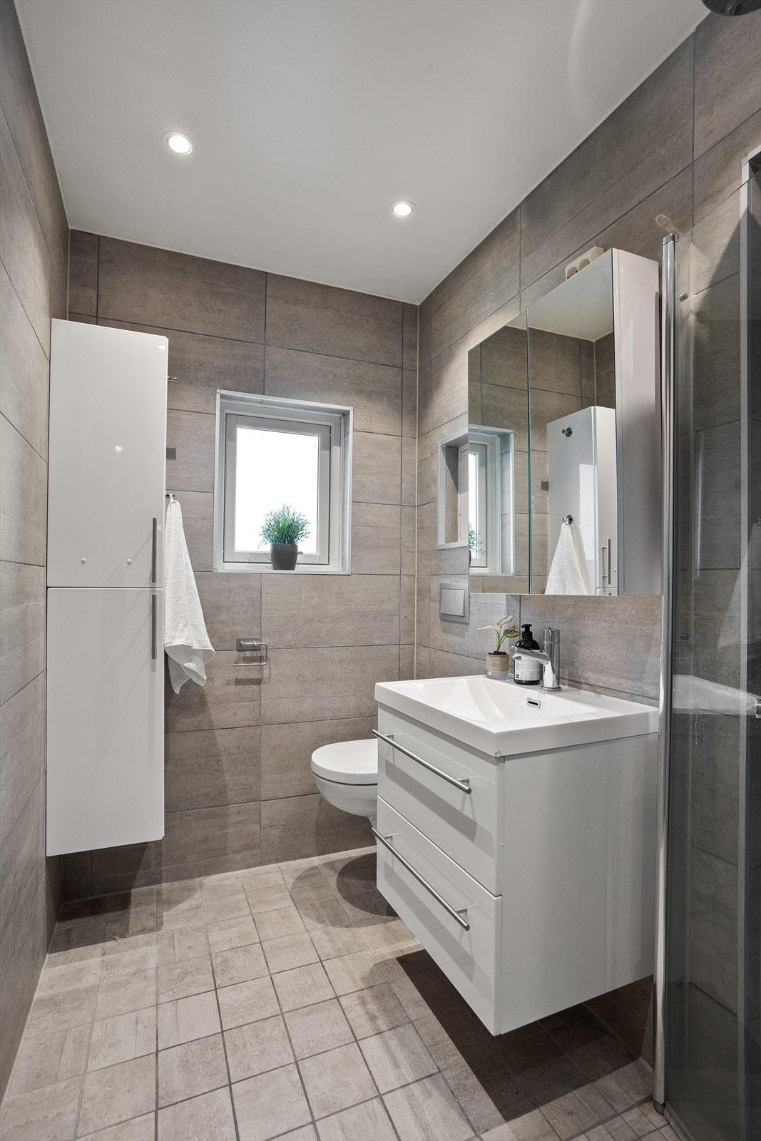 Pent og tidsriktig baderom som ble pusset opp av tidligere eier i ca. 2017. Galleribilde