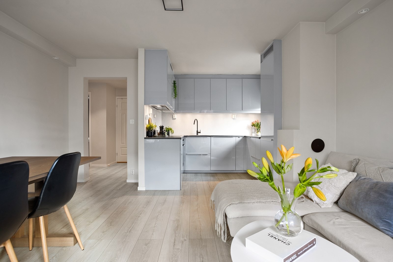 Kjøkkenet ligger i en fin og åpen løsning mot resten av stuen. Galleribilde