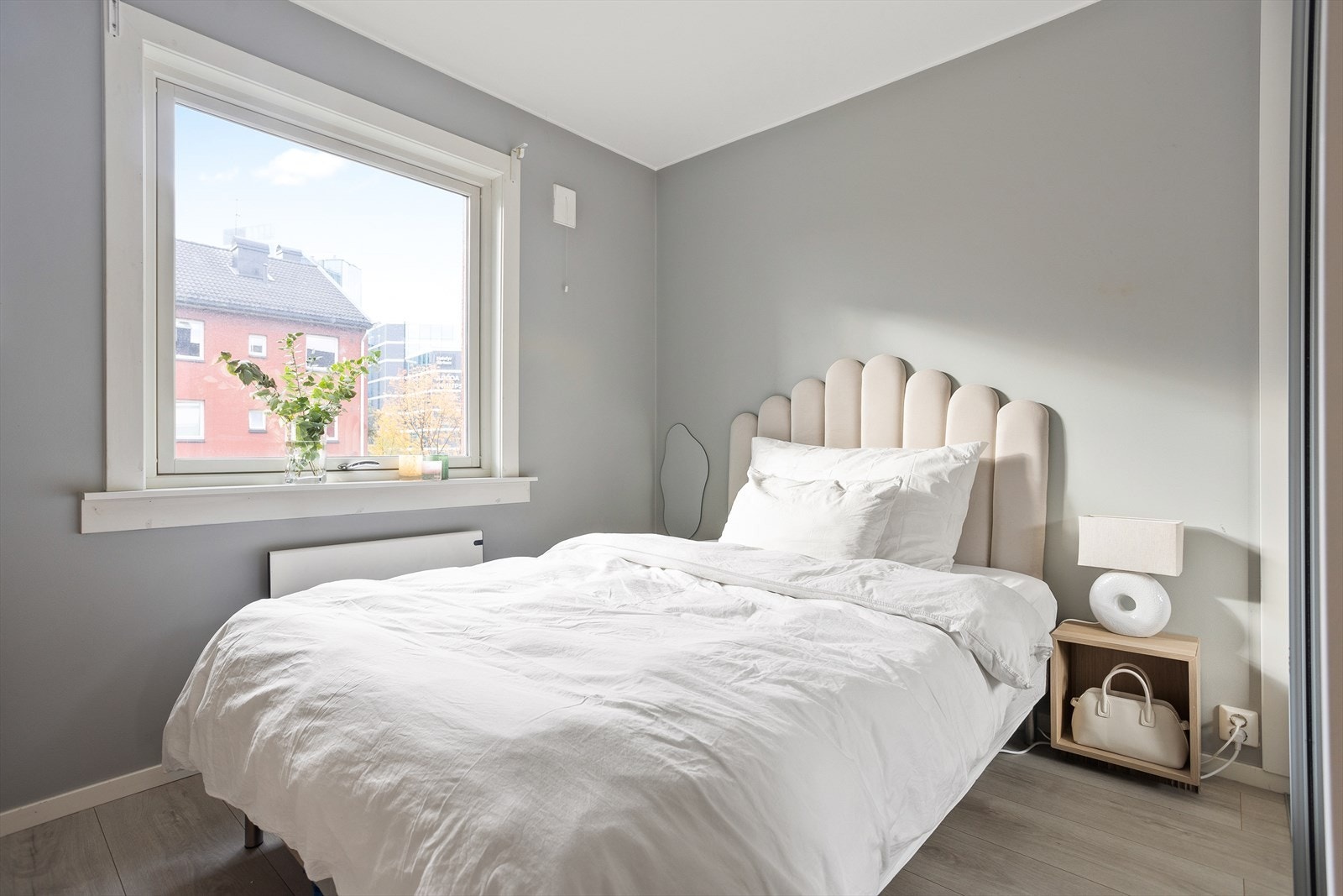 Leiligheten har tre soverom av god størrelse som ligger i fin tilknytning til hverandre, og godt tilbaketrukket fra boligens oppholdsrom. Galleribilde