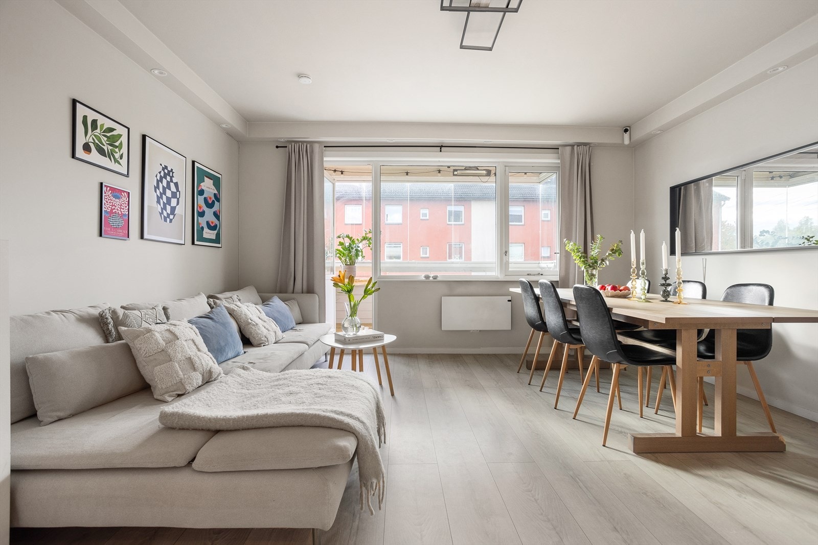 Leiligheten ligger lyst og fint til i byggets 3. etasje, og har en innholdsrik og praktisk plan- og romløsning. Galleribilde