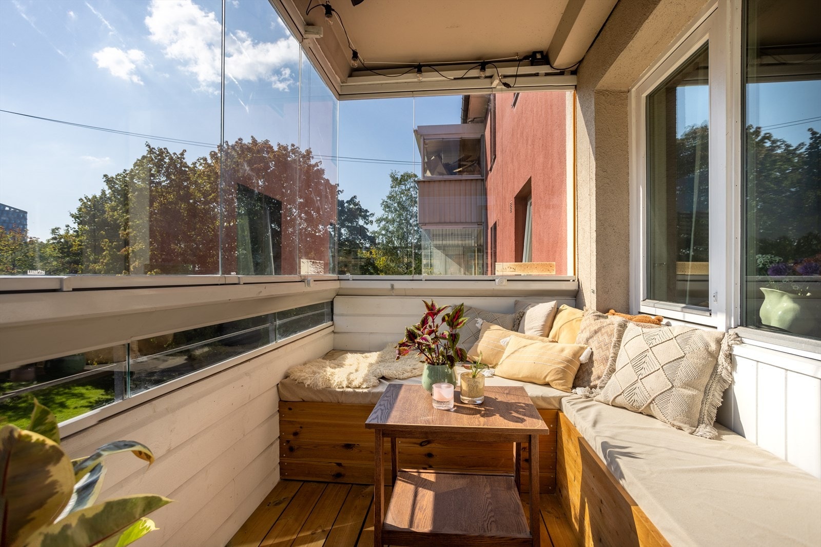 Balkongen har god plass til utemøblement, grill og det som måtte ønskes. Det er tillatt med gass og elektrisk grill. Galleribilde