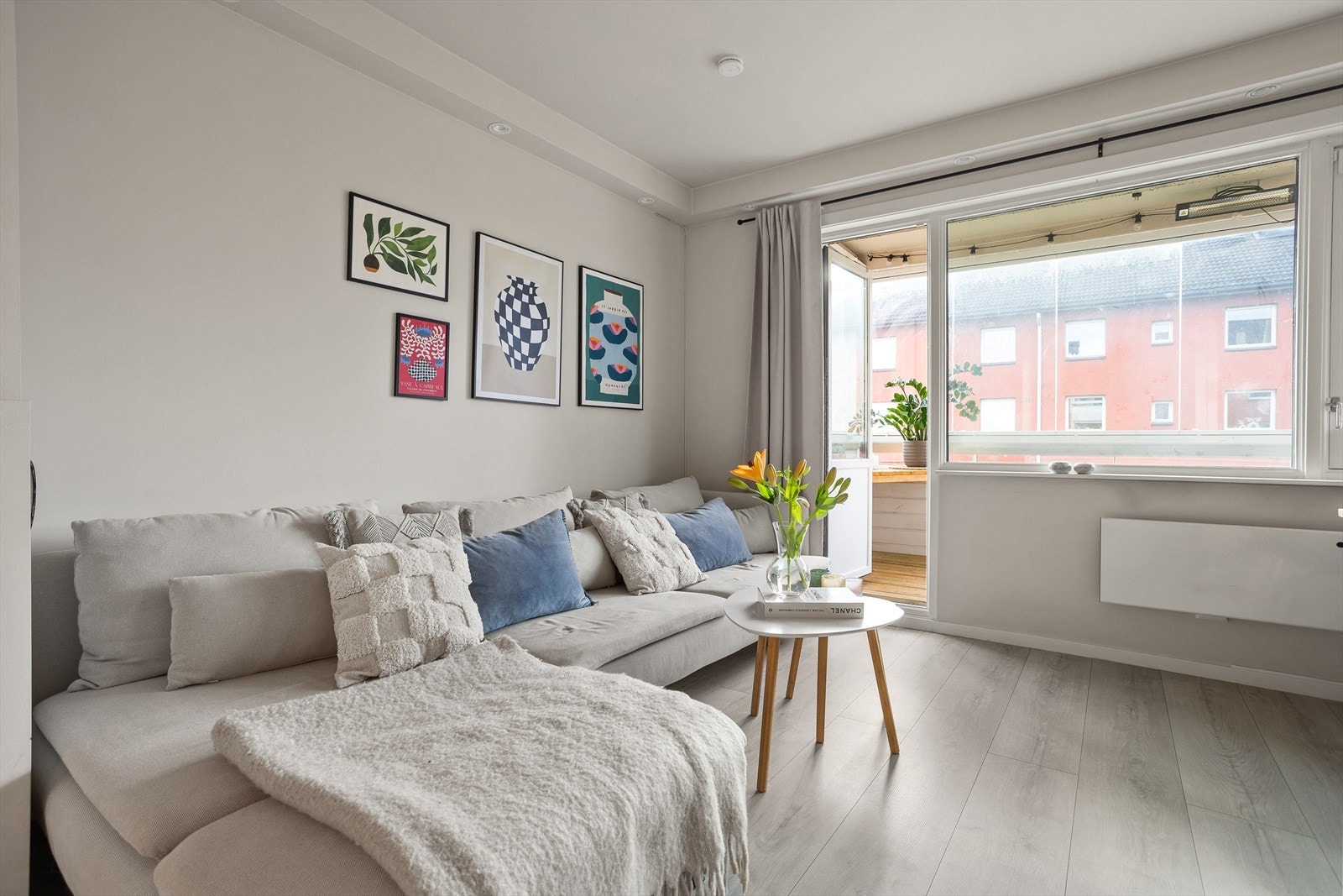 Stuen her malt i en lys og behagelig fargetone og har et flott laminatgulv. Det er i tillegg downlights og en takhøyde på 2,45 meter. Galleribilde