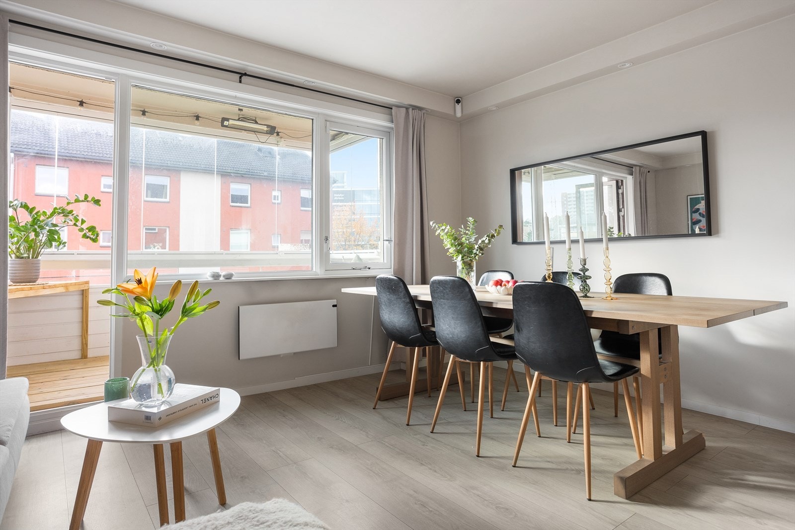 Leiligheten oppleves svært lys og luftig med store vindusflater som slipper inn rikelig med naturlig sollys. Galleribilde