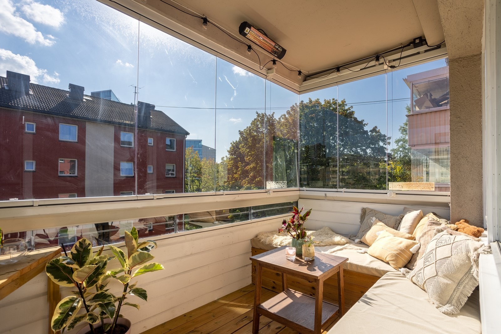 Fra stuen er det utgang til en hyggelig og solfylt balkong på 6 m² som er innglasset. Galleribilde