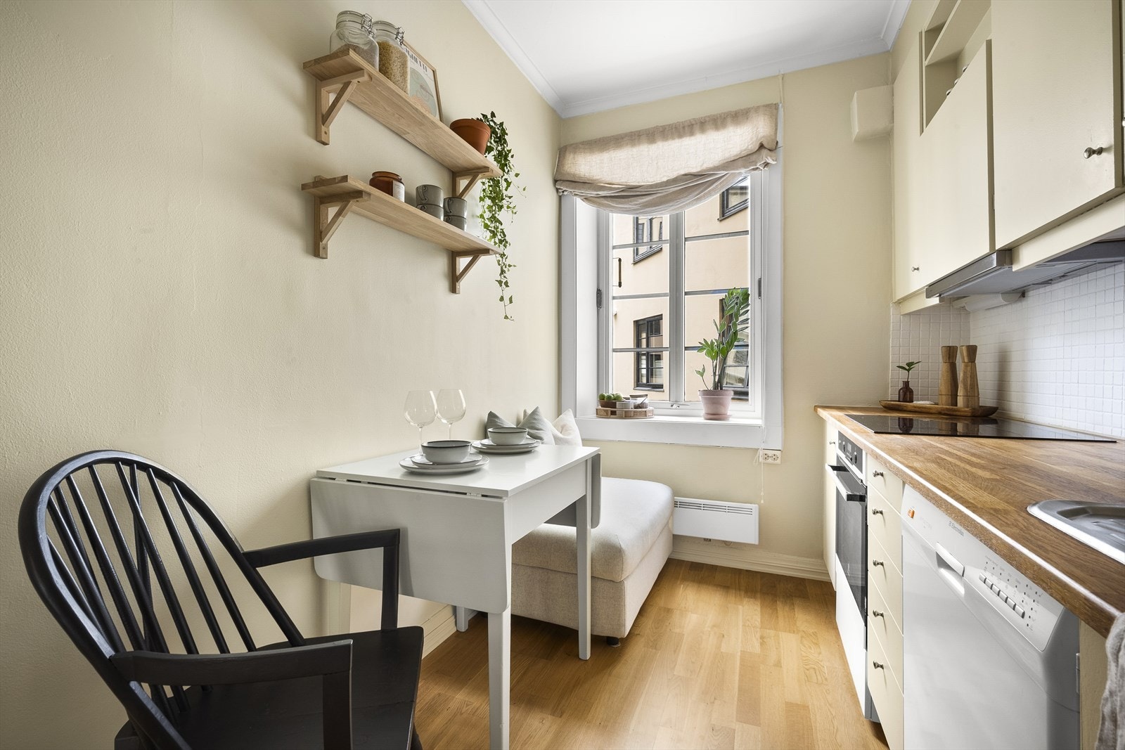 Flott separat kjøkken med rikelig med skap- og benkeplass. Kjøkkeninnredningen består av glatte fronter, fliser på bakvegg og benkeplate i tre. Galleribilde