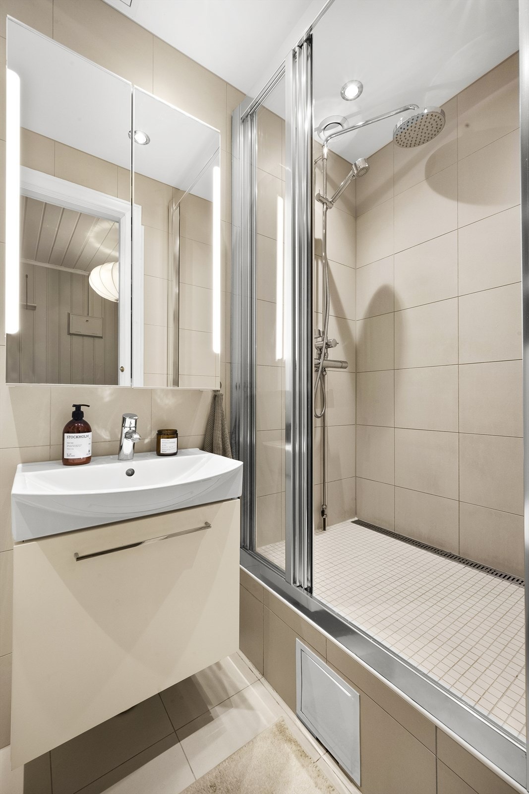 Badet har downlights i taket og er tilkoblet mekanisk avtrekk. Galleribilde