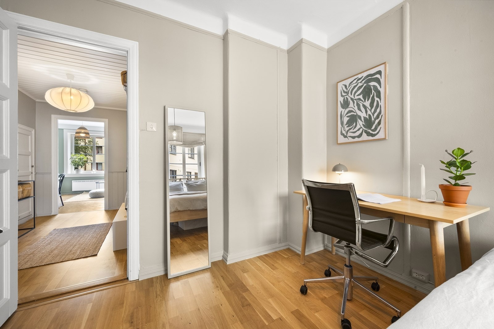 Det er godt med skapplass i medfølgende skyvedørsgarderobe. Galleribilde