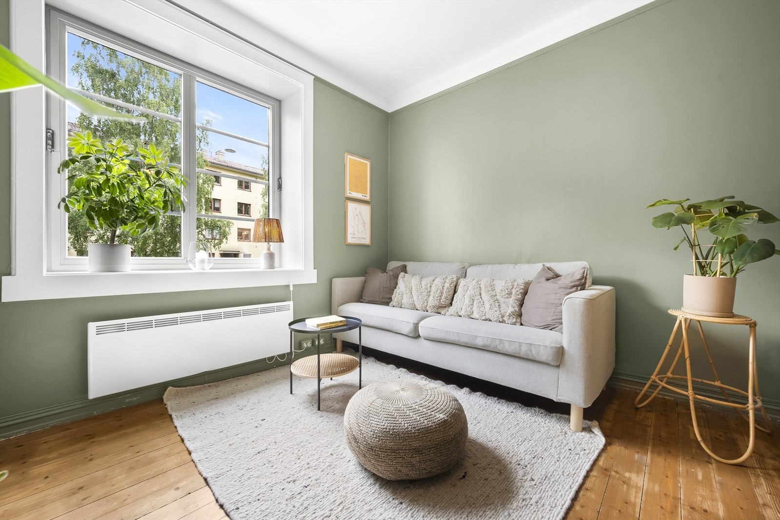 Delikat stue med en romslig planløsning med flere innredningsmuligheter. Galleribilde