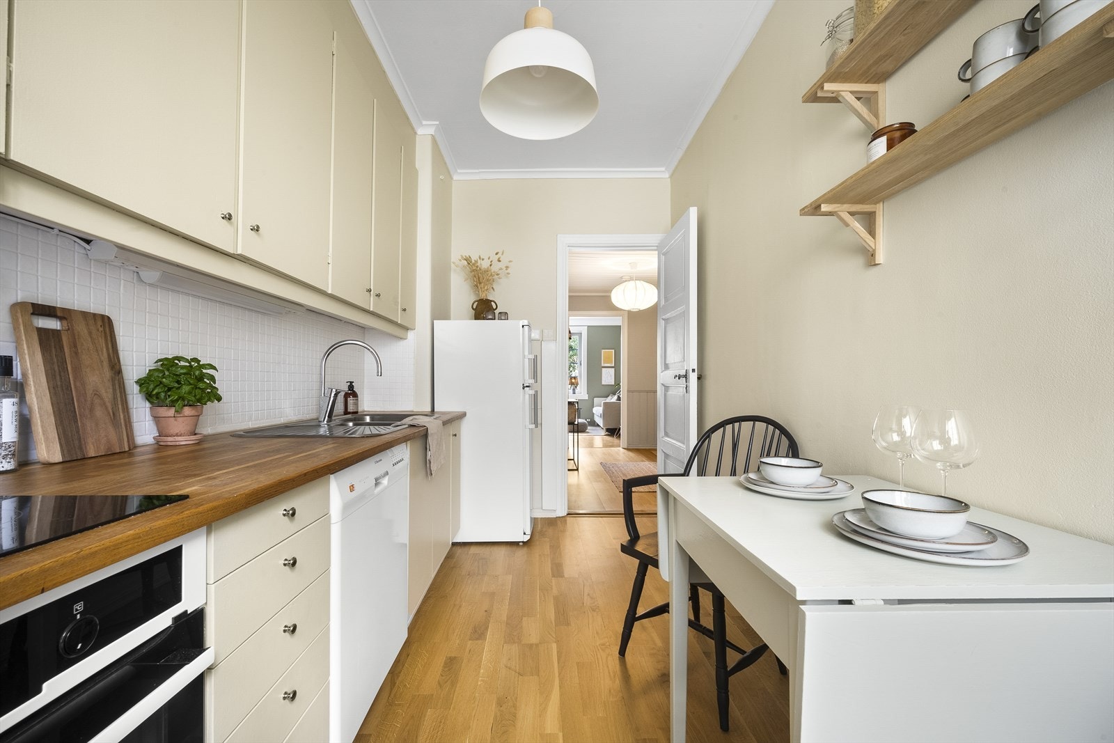 Kjøkkenet er utstyrt med integrert koketopp og frittstående komfyr, oppvaskmaskin og kjøle/fryseskap. Galleribilde