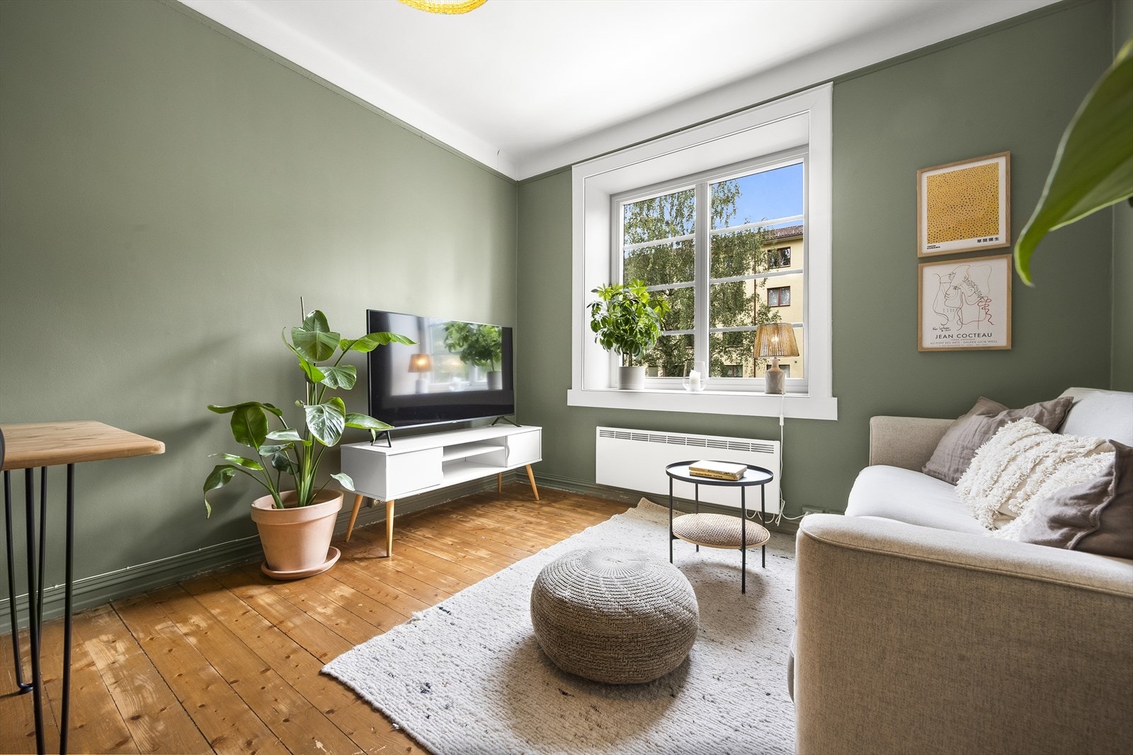 Leiligheten er malt i tidsriktige og lune toner. Galleribilde