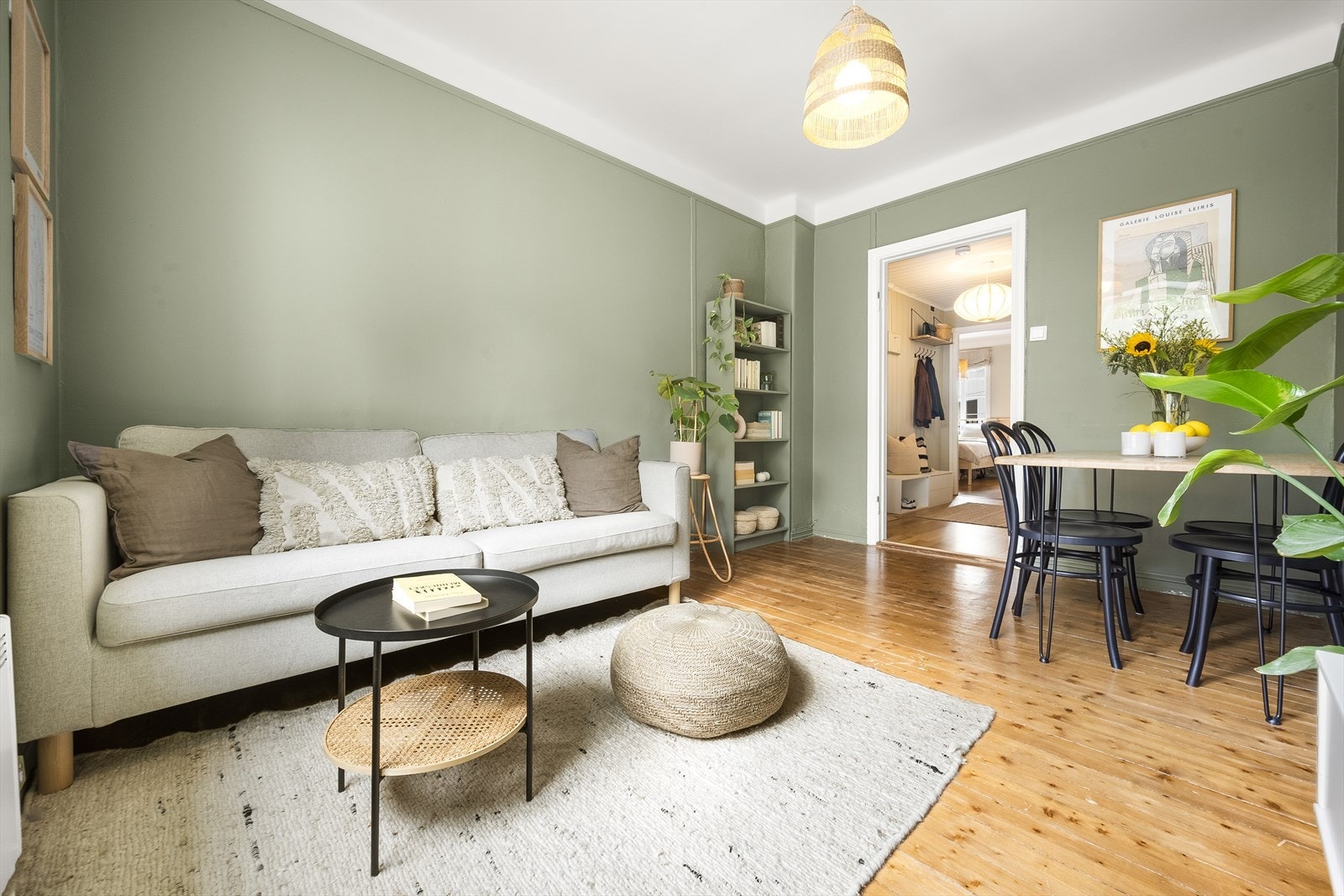 Det er god plass til sofa, spisebord og annet ønsket møblement. Galleribilde