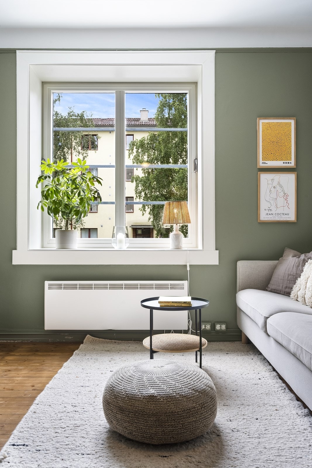 Stuen byr på generøs takhøyde og store vindusflater som slipper godt inn med naturlig lys Galleribilde