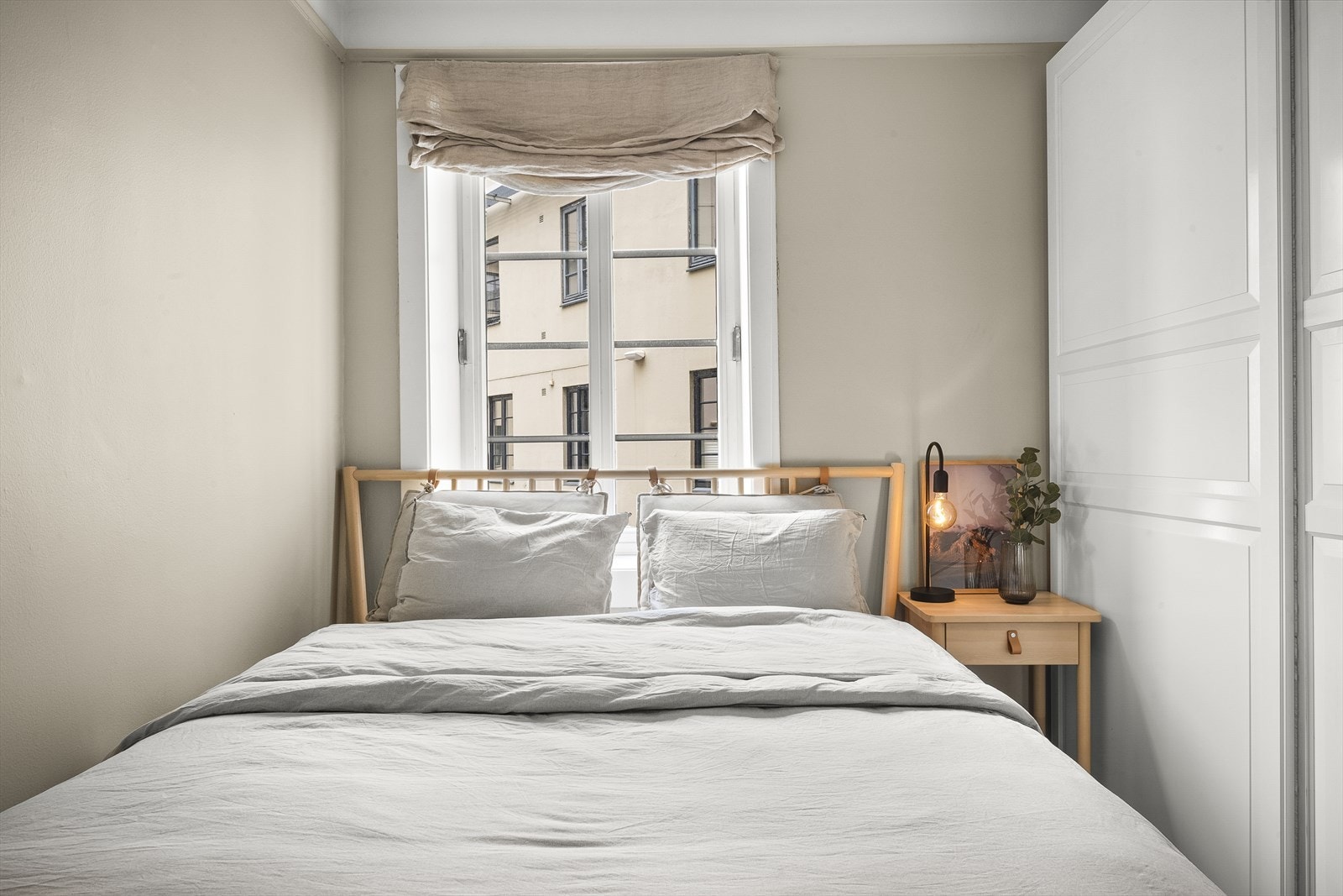 Soverommet vender ut mot en rolig og lukket bakgård. Galleribilde