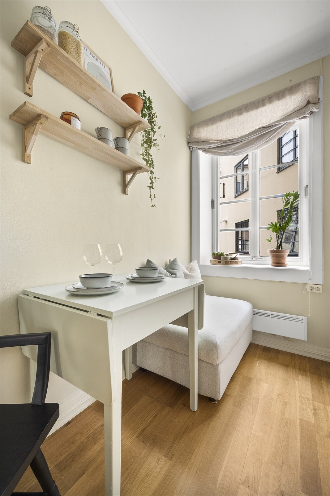 Det er plass til et hyggelig frokostbord. Kjøkkenet er også vendt inn mot en rolig, lukket bakgård. Galleribilde