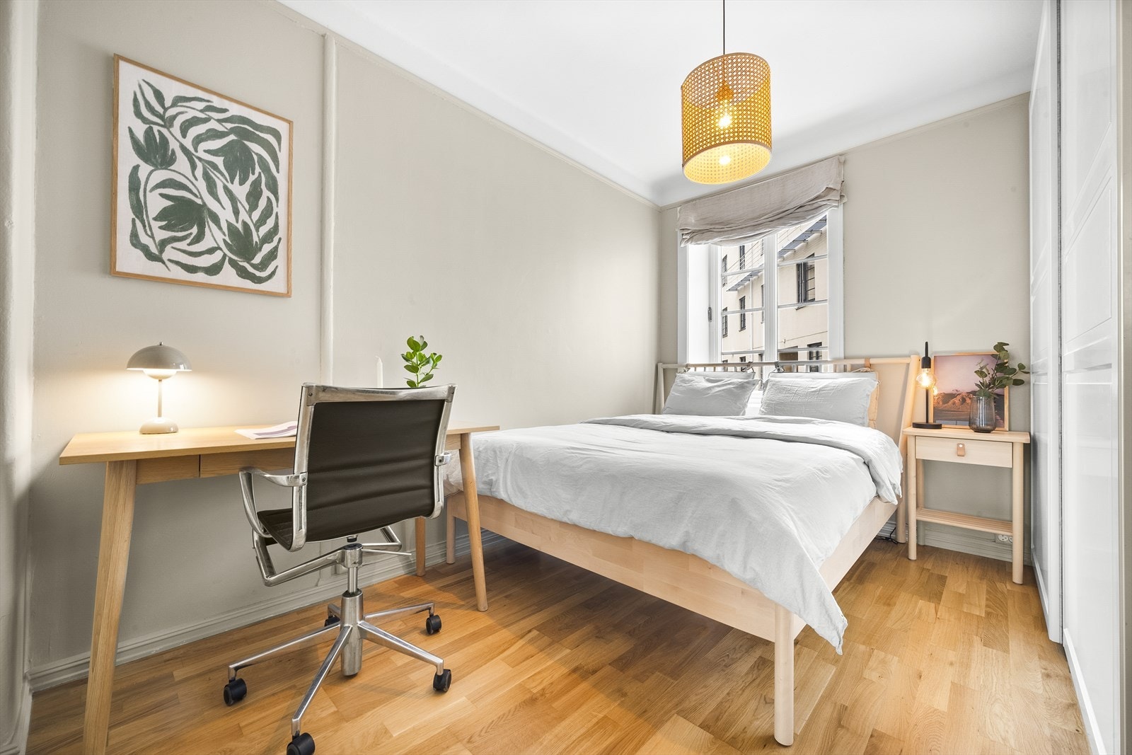 Lunt og romslig soverom med god plass til dobbeltseng, nattbord og tilhørende møblement. Galleribilde