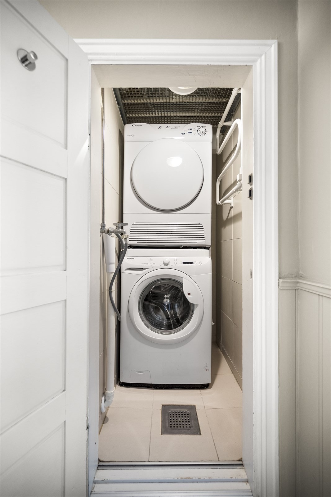 Innvendig bod med opplegg for vaskemaskin og tørketrommel. Galleribilde