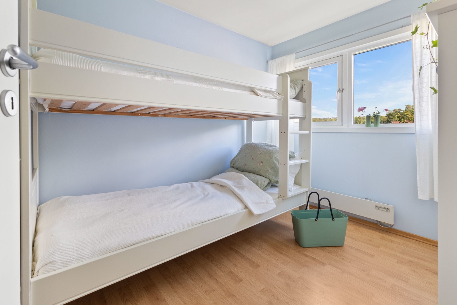 Det minste soverommet er på 7kvm, og er i dag utstyrt med enkelseng, men man får lett inn en dobbeltseng her også. Galleribilde