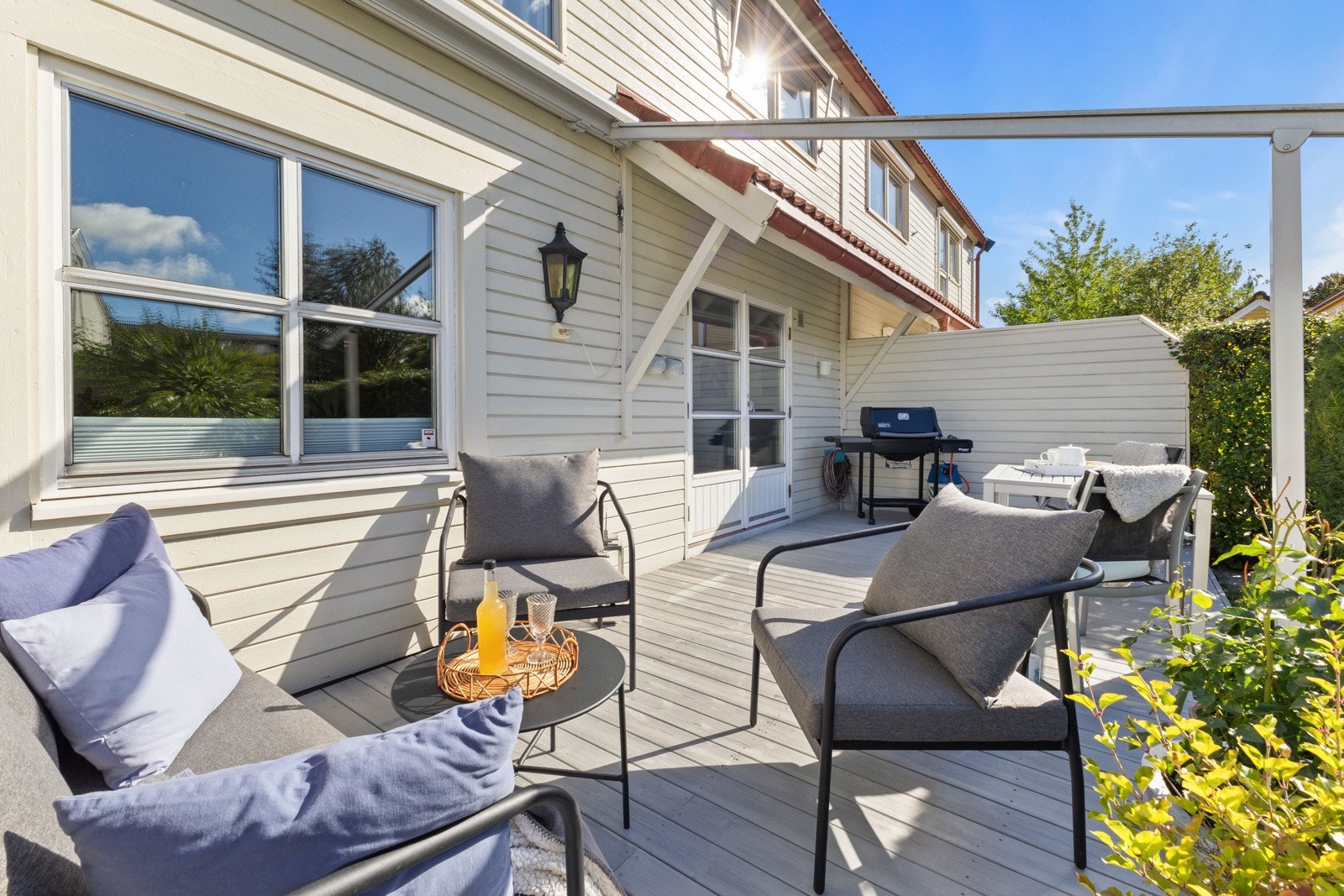Den vestvendte terrassen på 21 kvm rommer grill og diverse utemøbler. Galleribilde