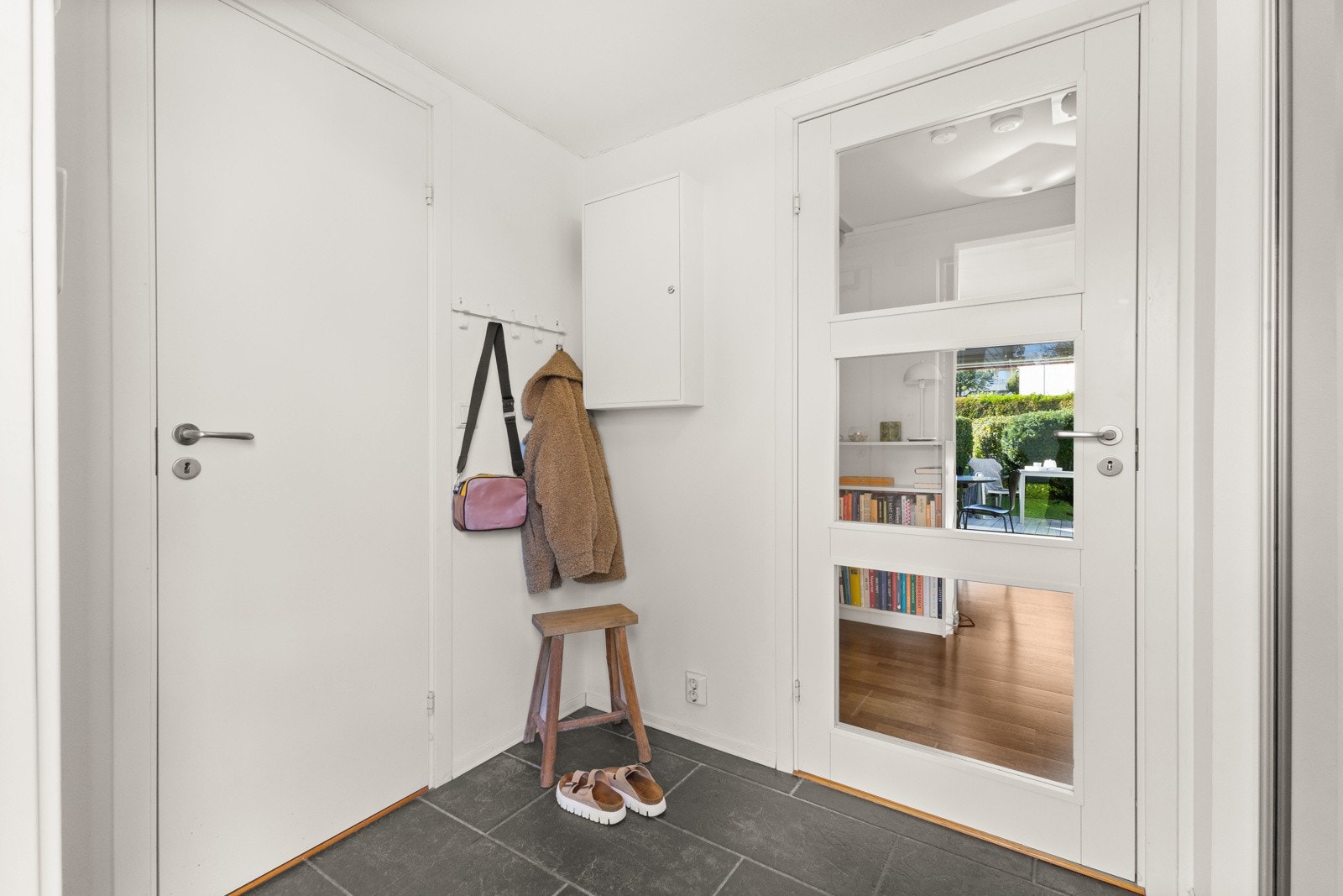 Romslig gang med inngang til WC. Galleribilde