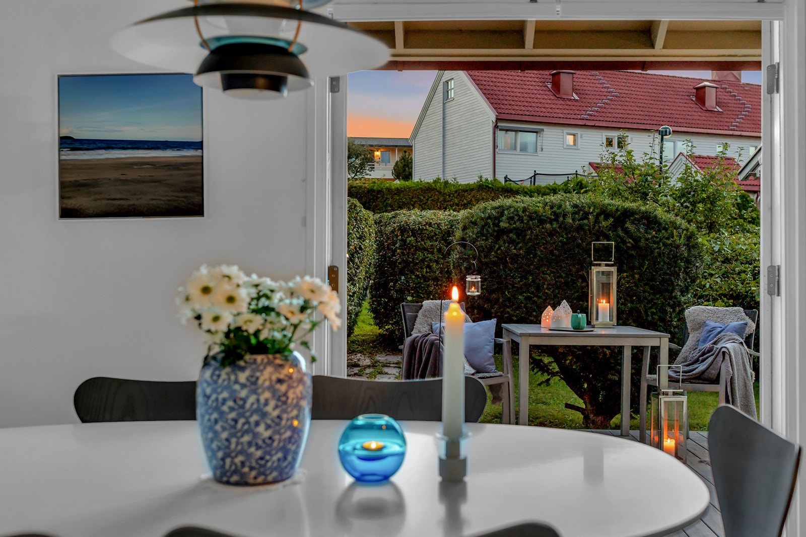 Spisebord med flott utsikt over frodige omgivelser. Galleribilde