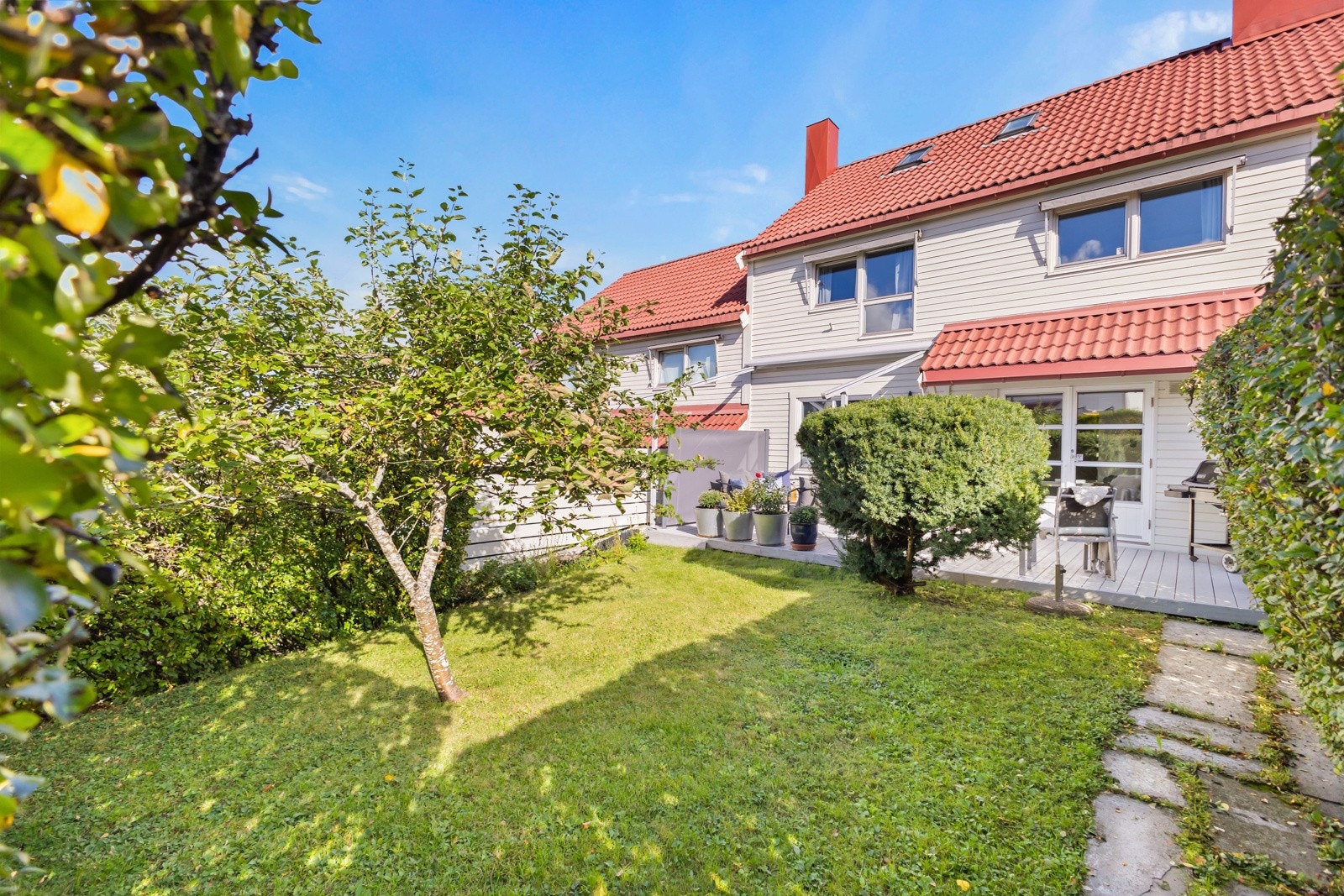 Frodig hage perfekt for de tobente og firebente Galleribilde