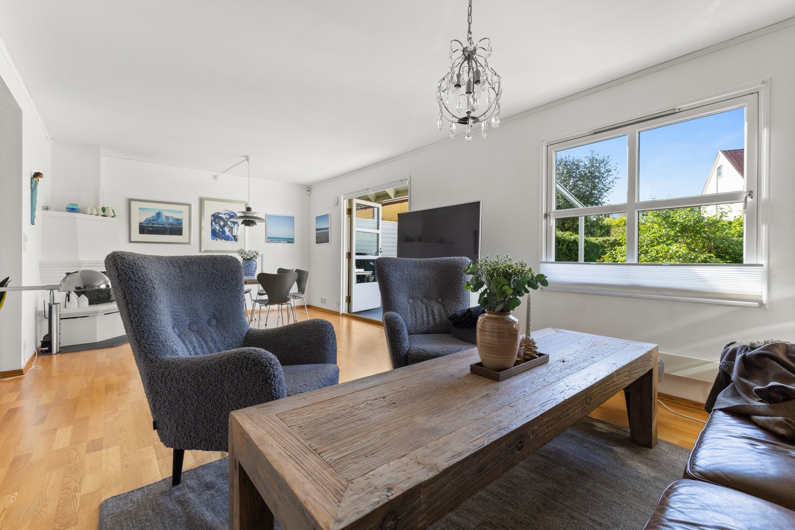 Koselig sofa/ TV-krok med rikelig plass til gjester. Galleribilde