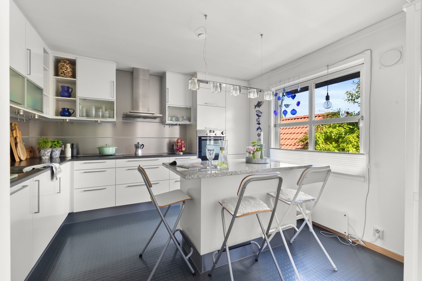 Kjøkkenøya har barløsning med spiseplass for tre. Galleribilde