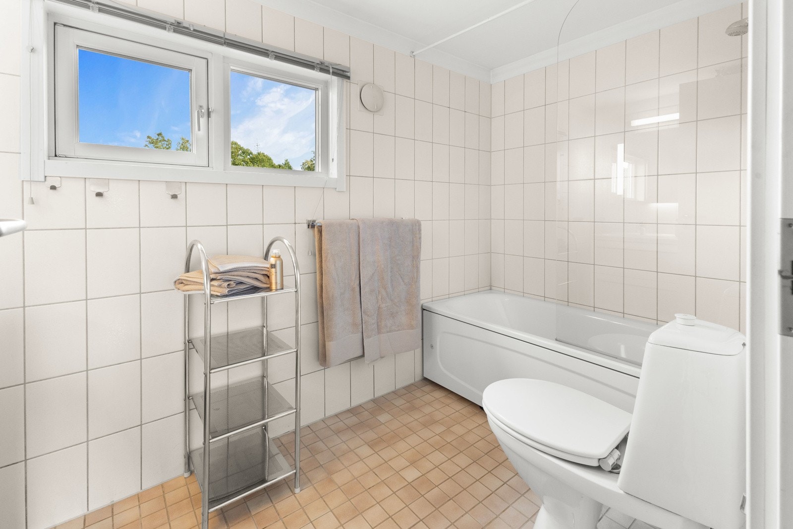 Badet fra 2014 har kombiløsning med dusj og badekar i et. Galleribilde