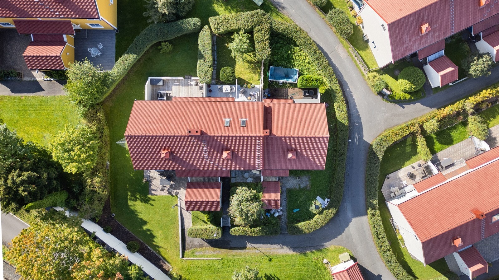 Mellom byggene er det grønne plener, prydbusker og alt som skal til for å lage grønn trivsel. Galleribilde