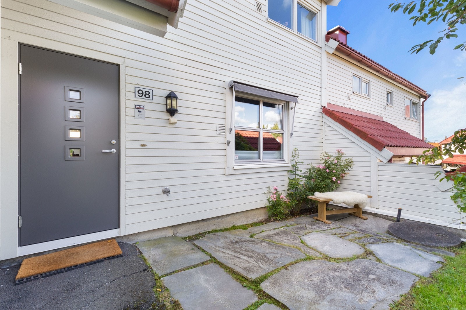 Inngangspartiet er dekket i skifer. Galleribilde