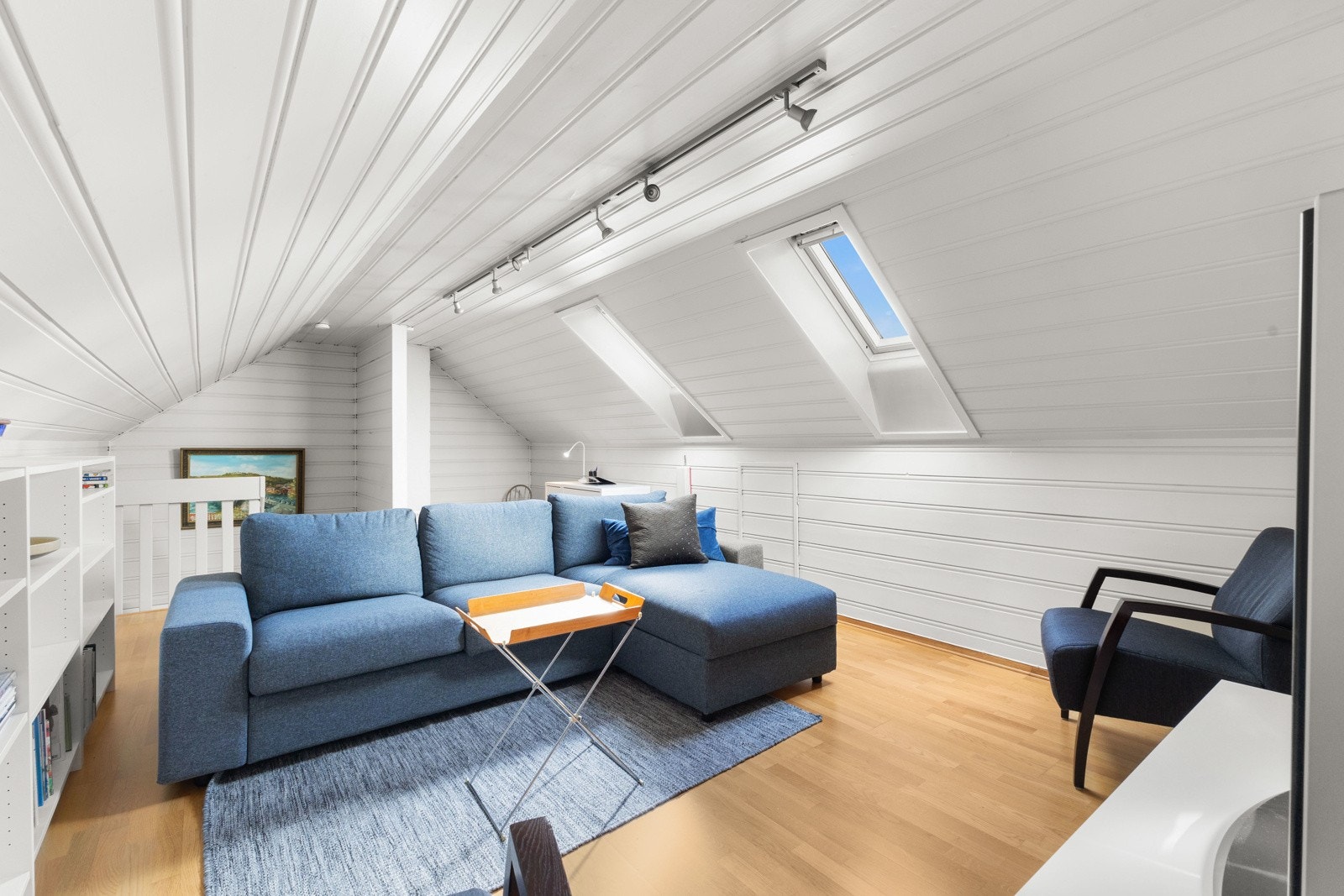Loftet er en fantastisk bonus som i dag er innredet som TV-stue Galleribilde